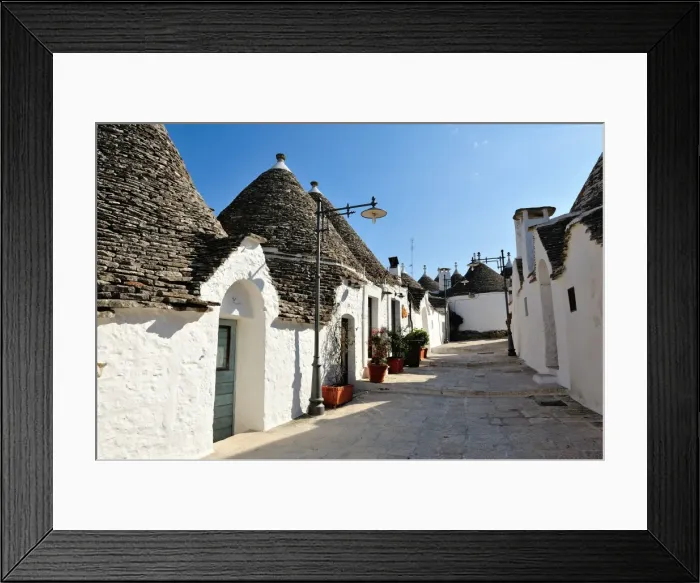 Framed Print : Alberobello - Die Stadt der Trulli in Apulien Framed Print : Alberobello - Die Stadt der Trulli in Apulien