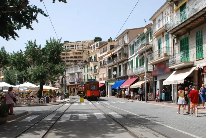 Framed Print : historische Strassenbahn in Port de Soller - Mallorca - Spanien Framed Print : historische Strassenbahn in Port de Soller - Mallorca - Spanien